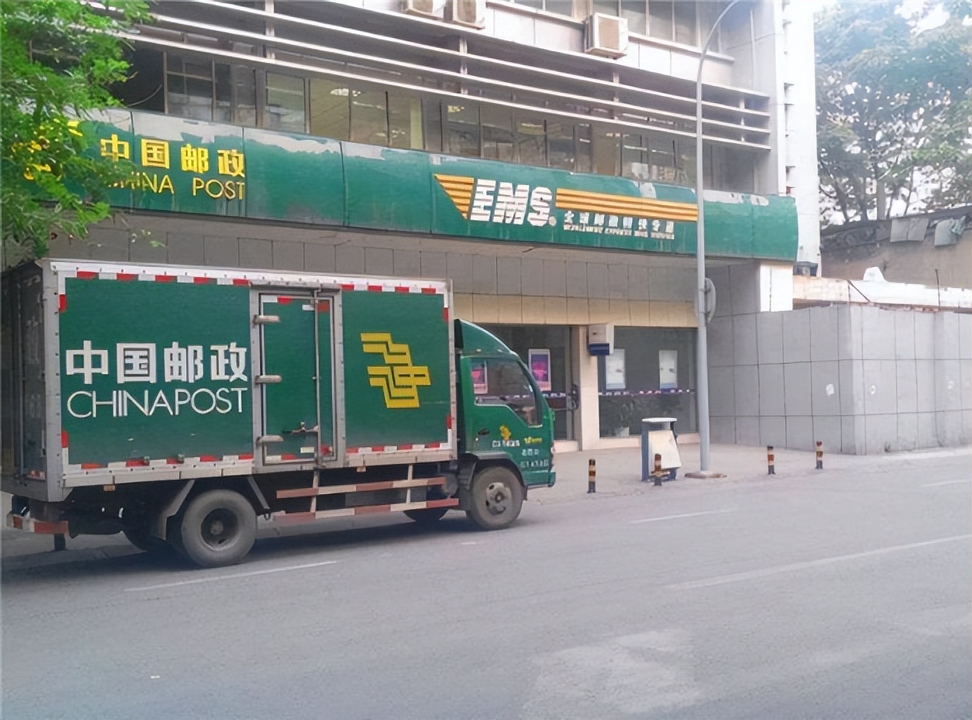 中国最强快递公司，却被网友质疑开不下去，中国邮政的隐秘硬实力