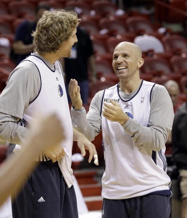 nba鞋带为什么不会开(喝凉水都塞牙？洗个澡都能赛季报销，诺维茨基系鞋带导致脚踝扭伤)