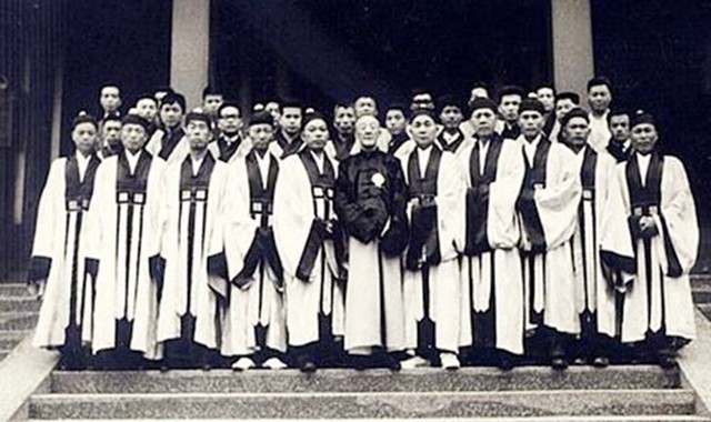 60年代末，最后一任张天师撒手人寰后继无人，接班乱象频出