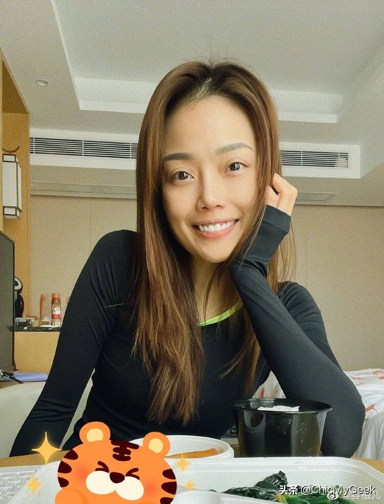 女明星素颜自拍暴真面目！容祖儿意外清丽，刘嘉玲完全看不出年纪