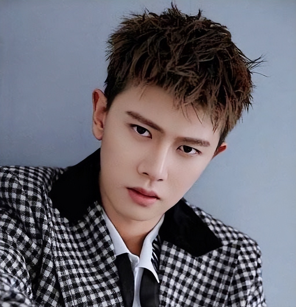 不少人都觉得他作假(渔网服 ,画眉毛 ,贴肌肉,立着"硬汉"人设的男明星