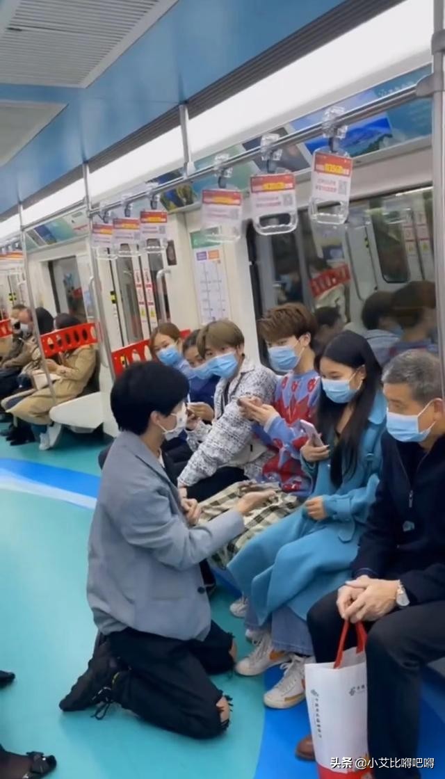 地铁里，一男子对陌生女子双膝跪地，求加对方为好友
