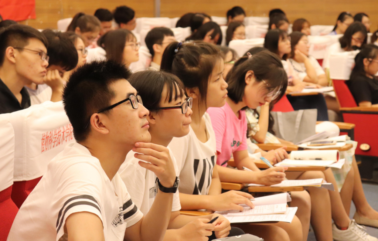 大学生入党有“硬性要求”，3个条件缺一不可，建议学生尽早申请