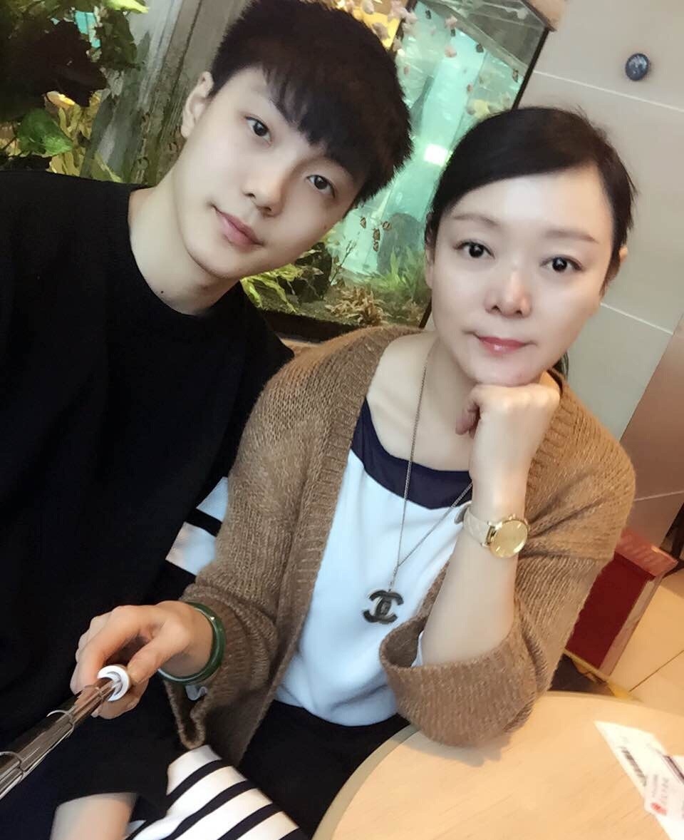 胡明轩母亲晒90年代照片!浓妆艳抹港姐风十足,颜值很高酷似巩俐