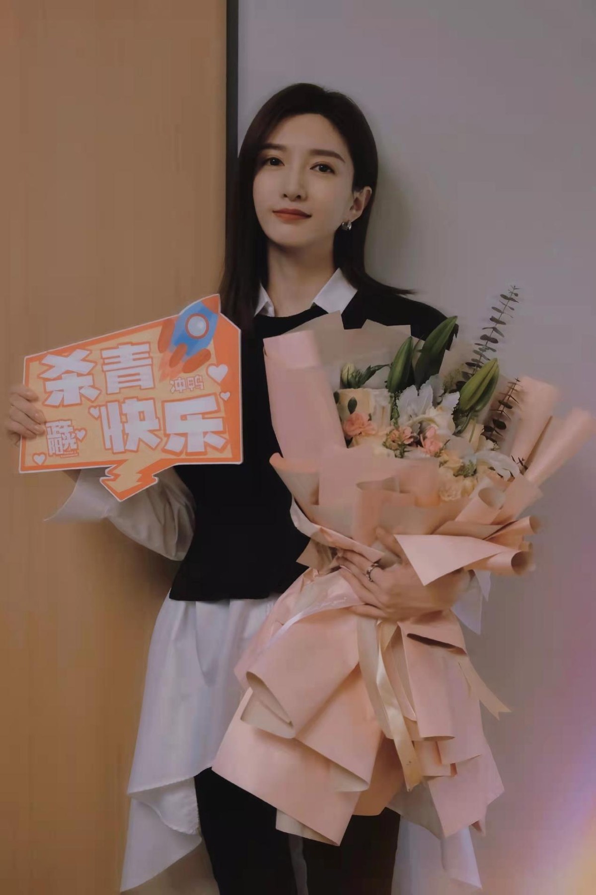 欢乐颂新五美合影超养眼！杨采钰穿裙子变名媛，江疏影美成大赢家