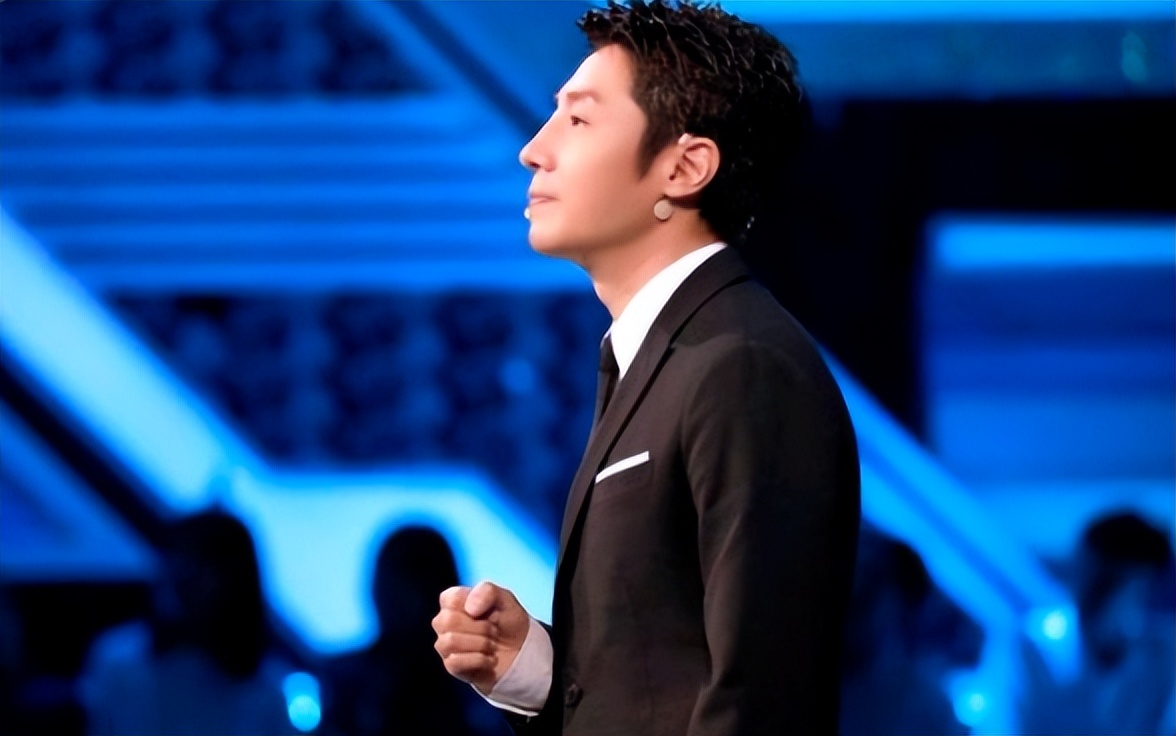 撒贝宁回武汉过年,脱下西装后模样大变,与亲朋合影笑得满脸褶