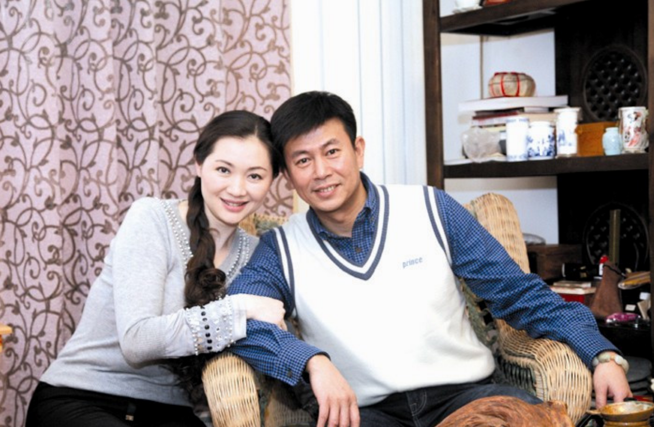 著名演员江柏萱:娶单亲妈妈为妻,夫妻恩爱25年,把彼此当成宝