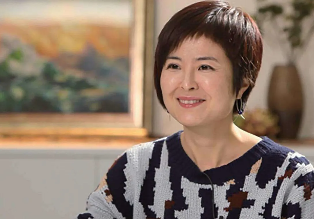 8位红极一时的央视主持人现状，61岁未婚，直播带货，身家过亿