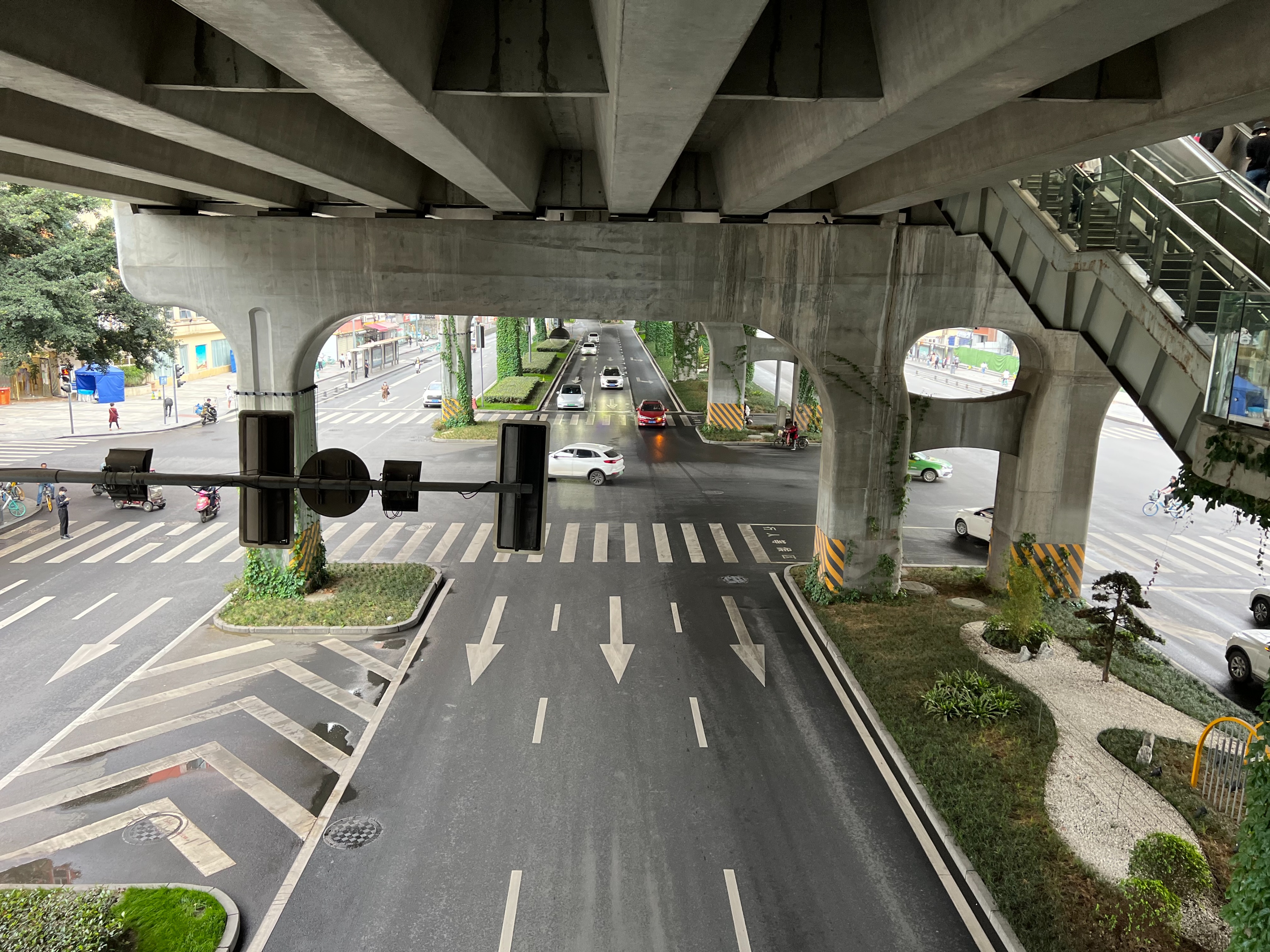 成都恢复限行首日 道路上私家车的数量明显减少