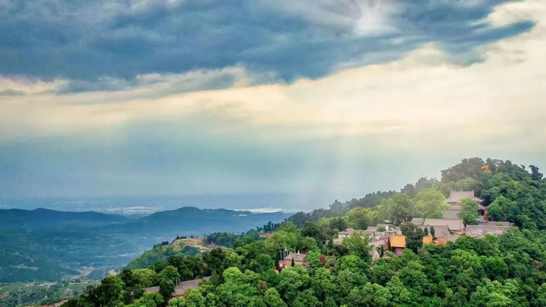 云顶山金堂山位置:四川省成都市金堂县金堂山天空中的雨雾在山谷间时