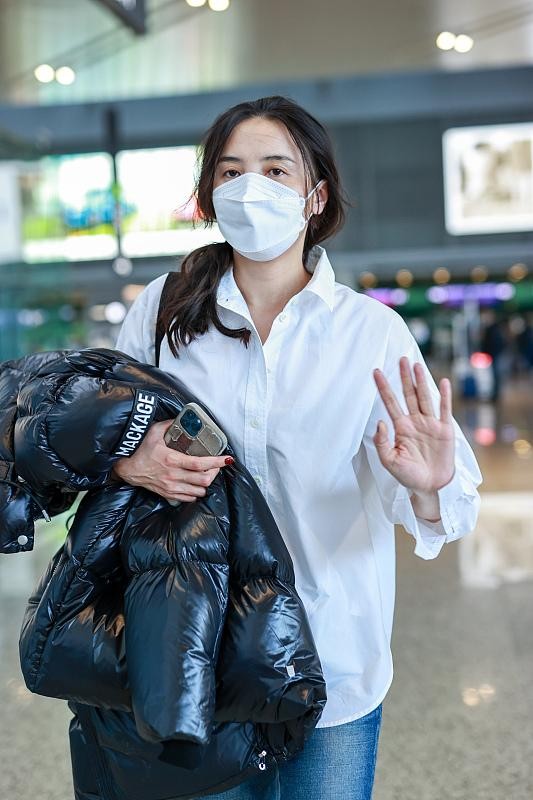 穿白色的衬衫是有讲究的，学宋佳这么搭配，清爽减龄招人喜欢