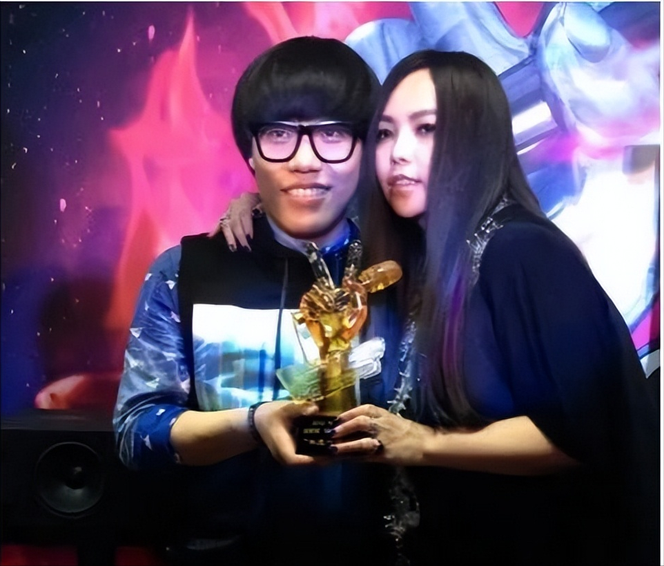李琦很快就拿到了春晚舞台的邀请函,并与华晨宇,肖懿航,汪小敏一起在