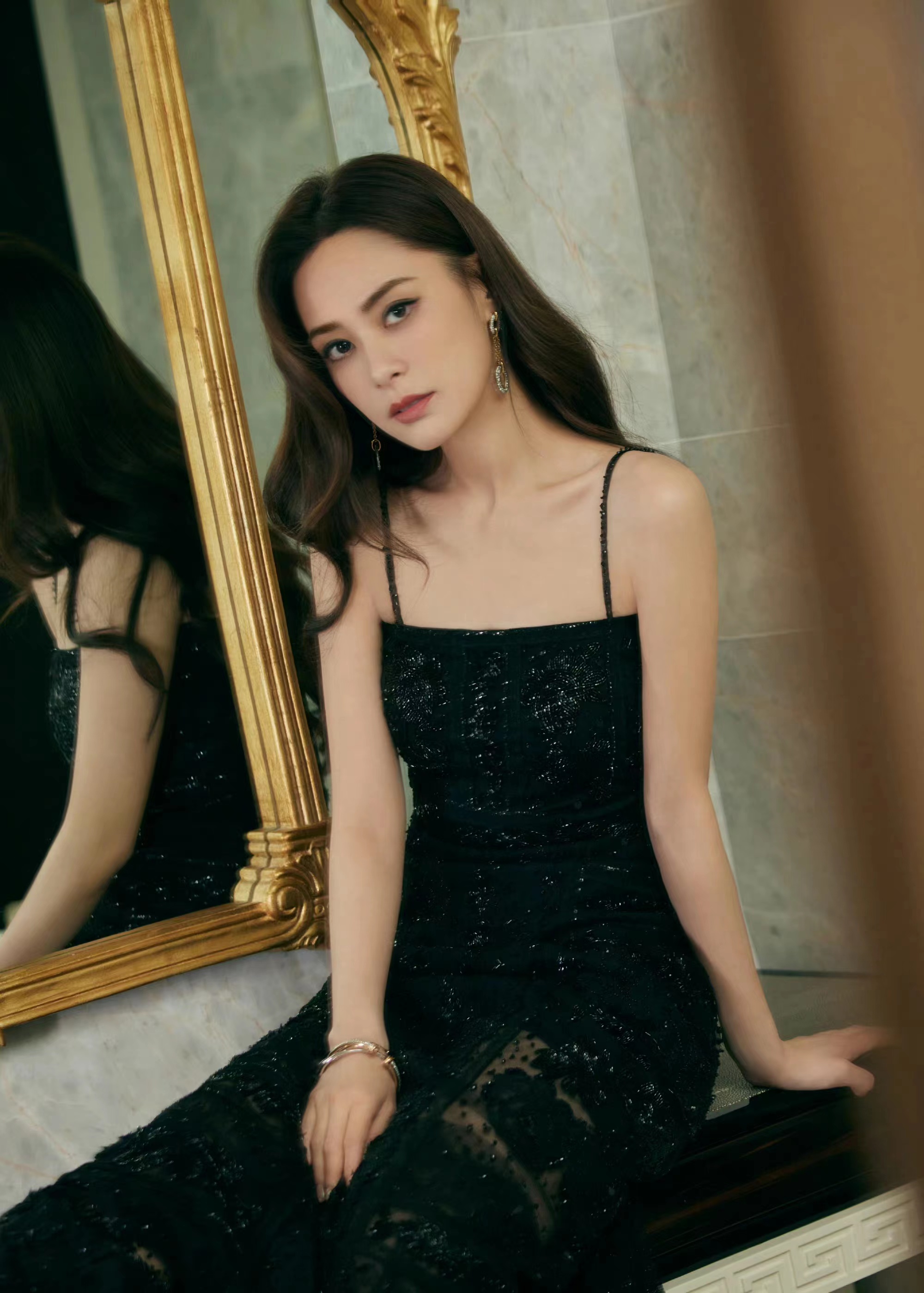 阿娇活动新造型太美了,穿一身黑色吊带长裙,优雅又惊艳