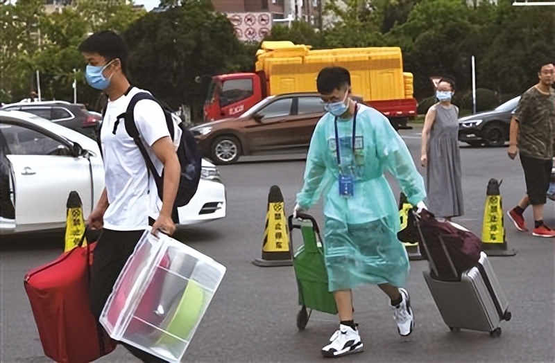 多所高校最新通知，五一仅放1天假？大学生回家计划泡汤了