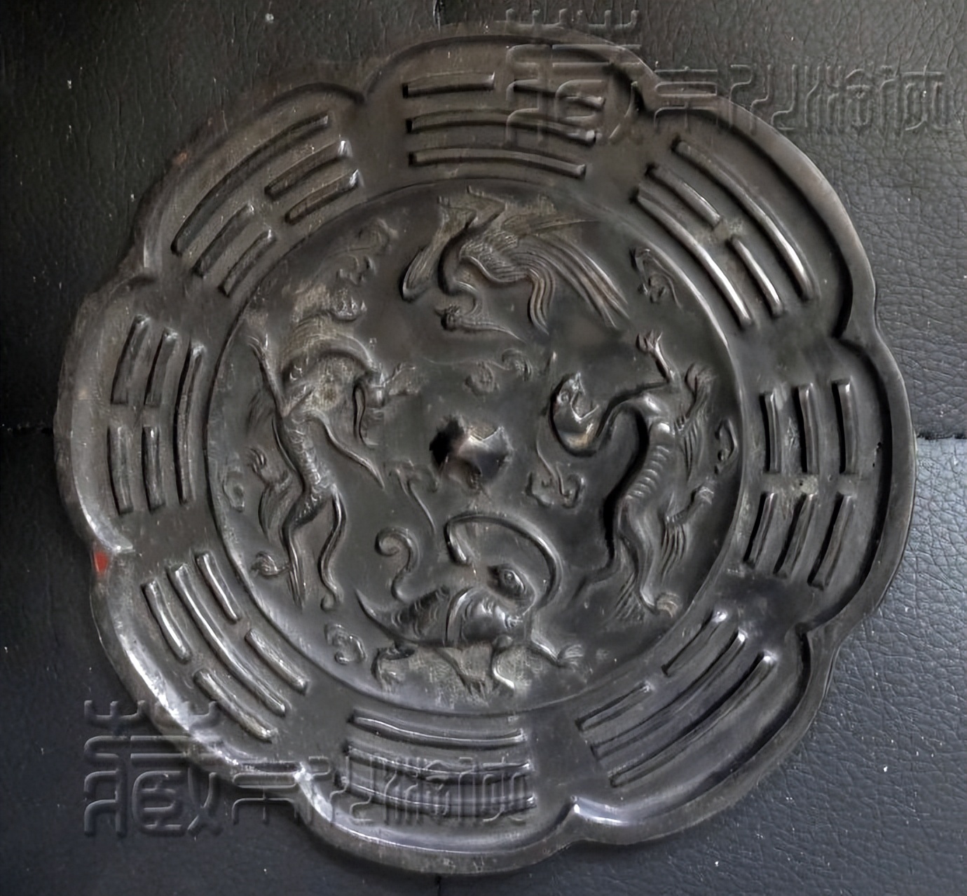 罕见的隋唐《花边四神八卦纹黑漆古铜镜》鉴赏