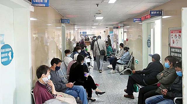 雇主跑路，拿不到工钱的保姆无私抚养两弃女，将她们培养成大学生