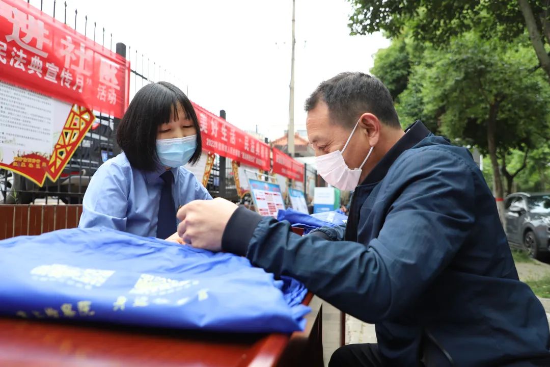 信阳市检察院积极开展“民法典宣传月”活动