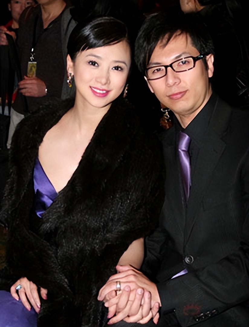 翁虹经历了几段感情,面对刘冠廷的追求,她不置可否,没有同意也没有
