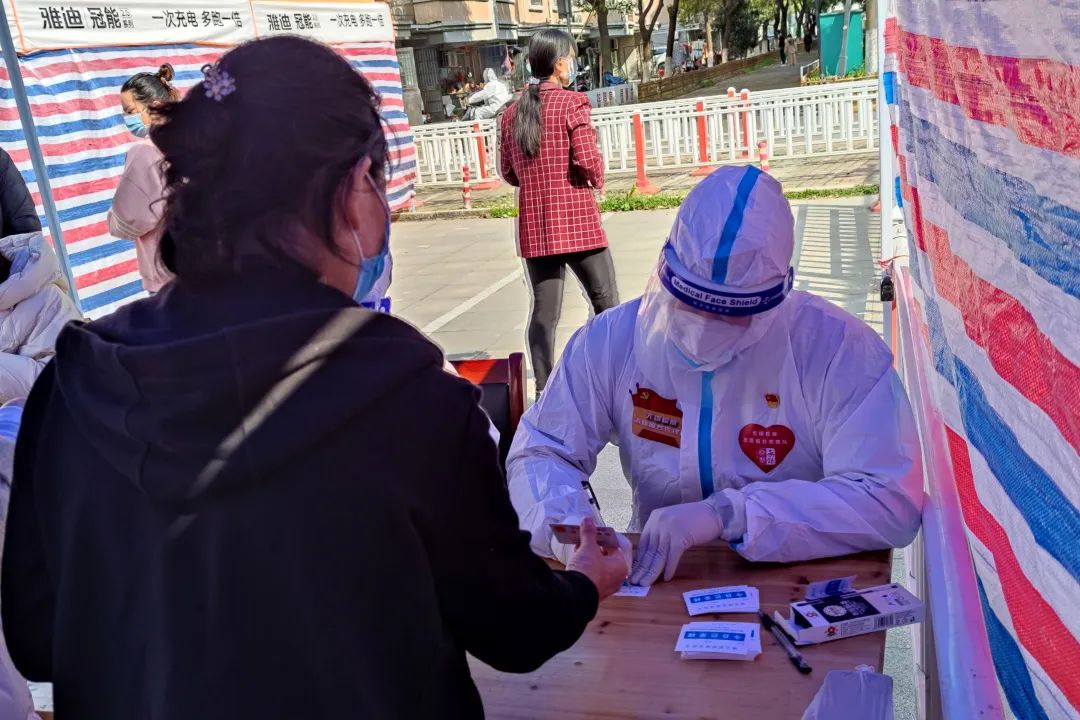 蛋糕、雨伞、小红花……被无锡市民的“爱”暖哭了