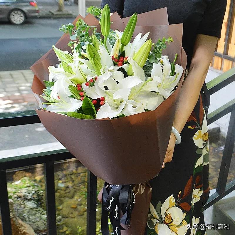 婚礼带花带哪边（婚礼那些人带配花）