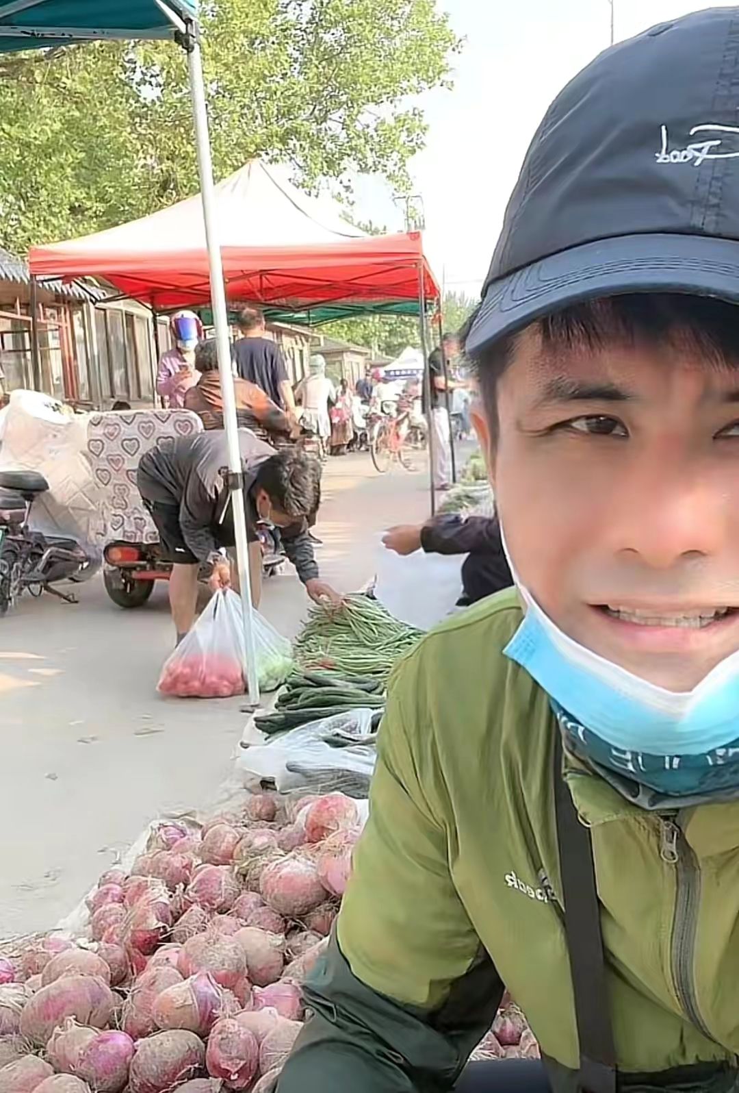 星光大道冠军近况凄惨，花光资产还负债百万，住桥洞卖菜过活