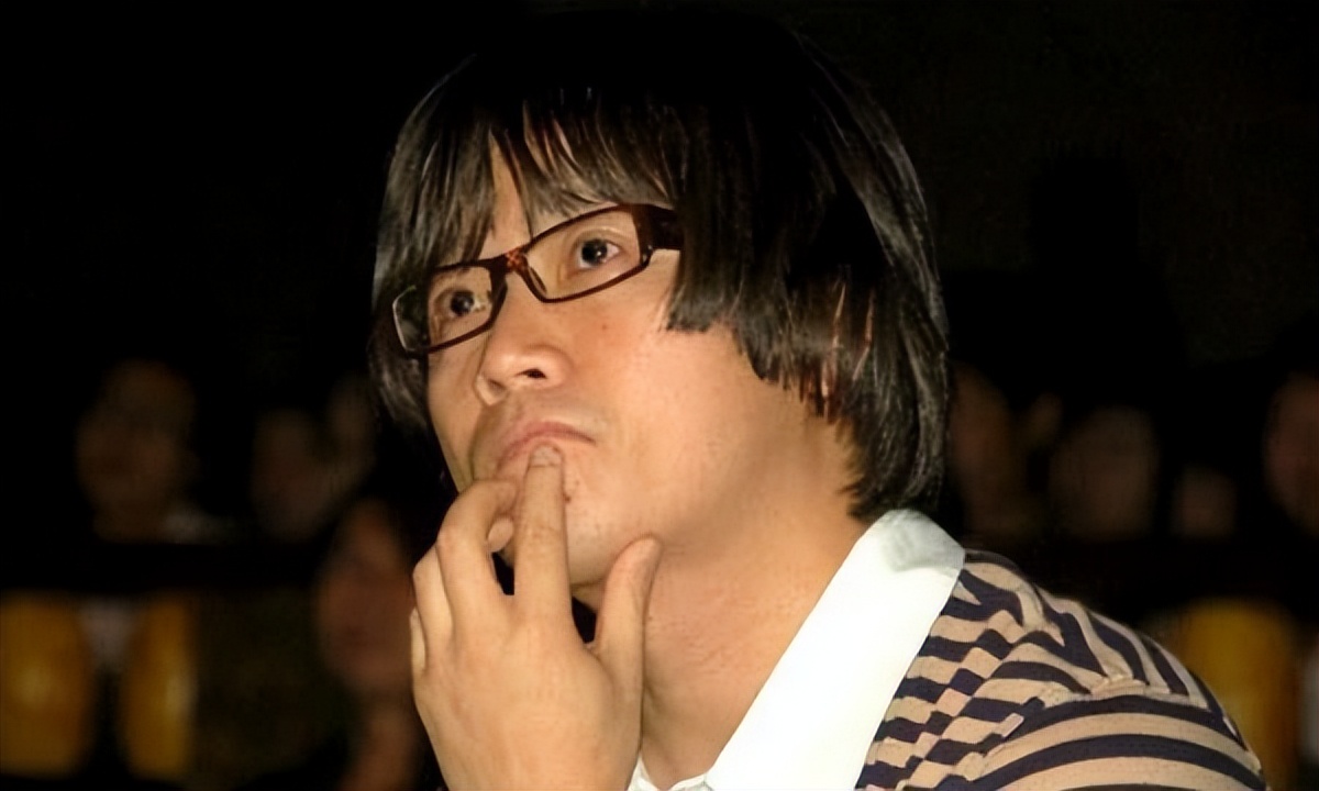 54岁的包小柏：娶圈外人妻子，女儿患癌离世，与哥哥抱头痛哭