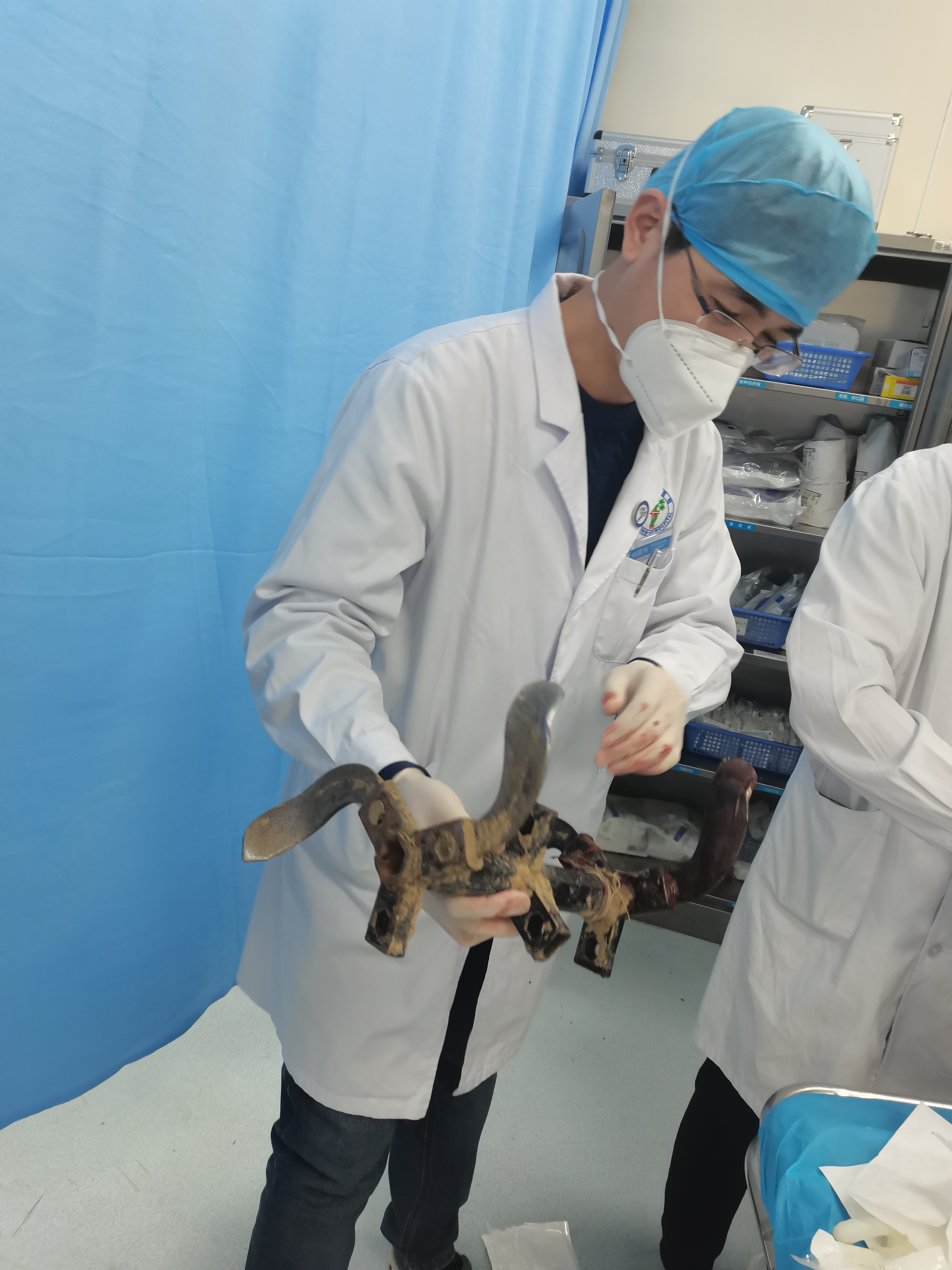 又是旋耕机！20厘米齿轮刺入大腿 西安市红会医院急诊科紧急救治