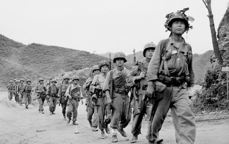 抗美援朝美国死了多少人(朝鲜战争中美军阵亡5万人？美国学者透露：1952年初就超过了10万)