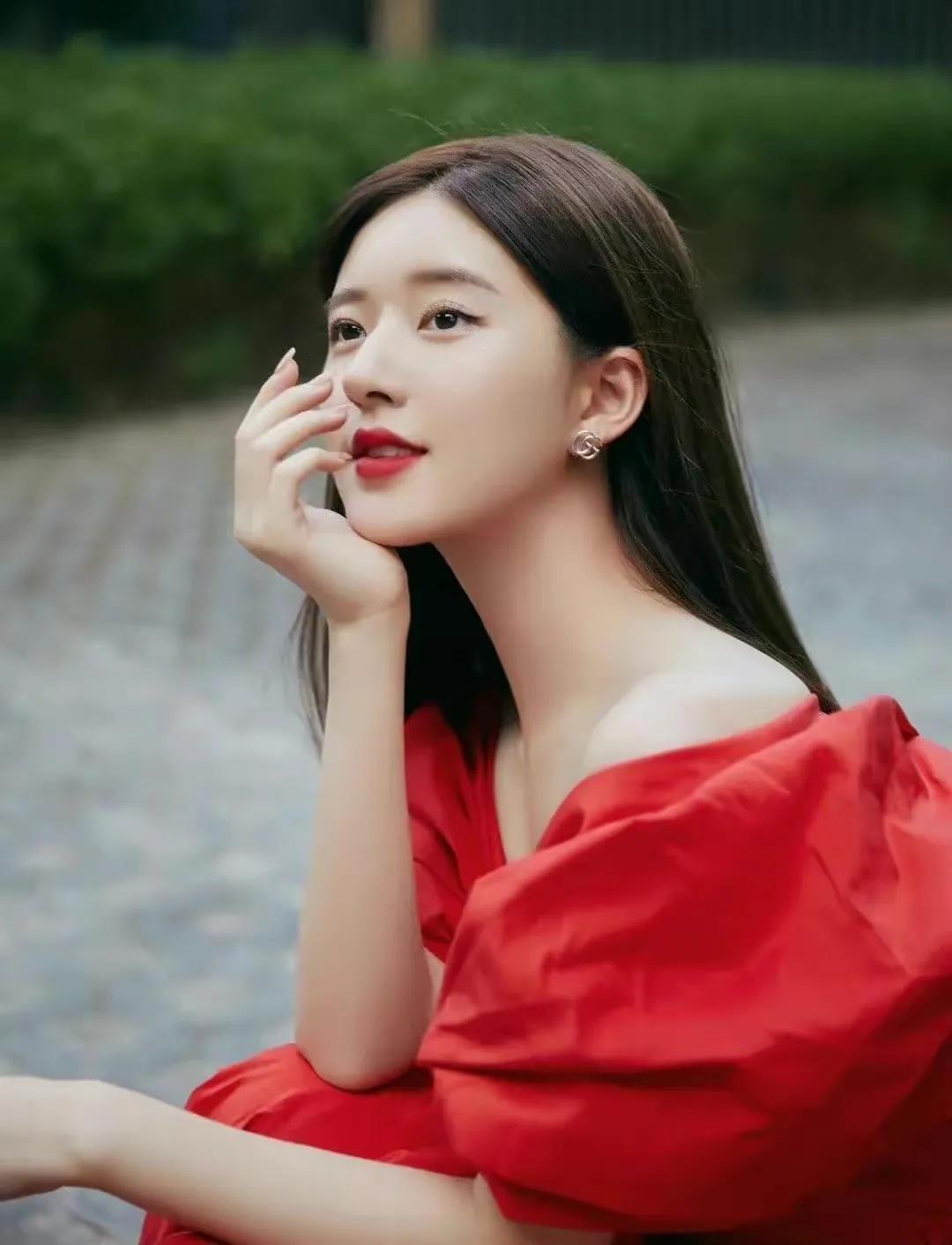 孙怡、赵丽颖红色礼服状态迥异，有没有爱情的滋润肉眼可见