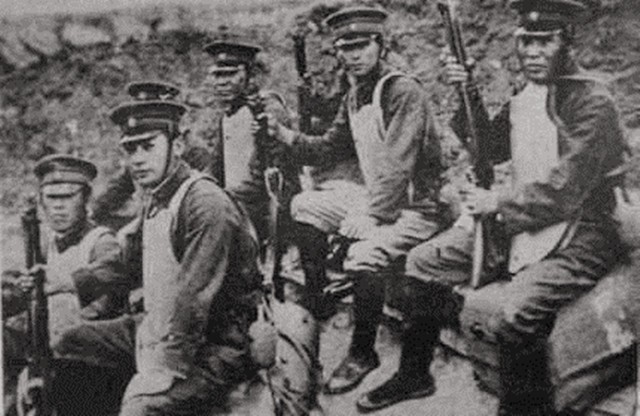 死相难看的日本将军，夜里遇到我军突袭，小兵从屁股处把将军捅死