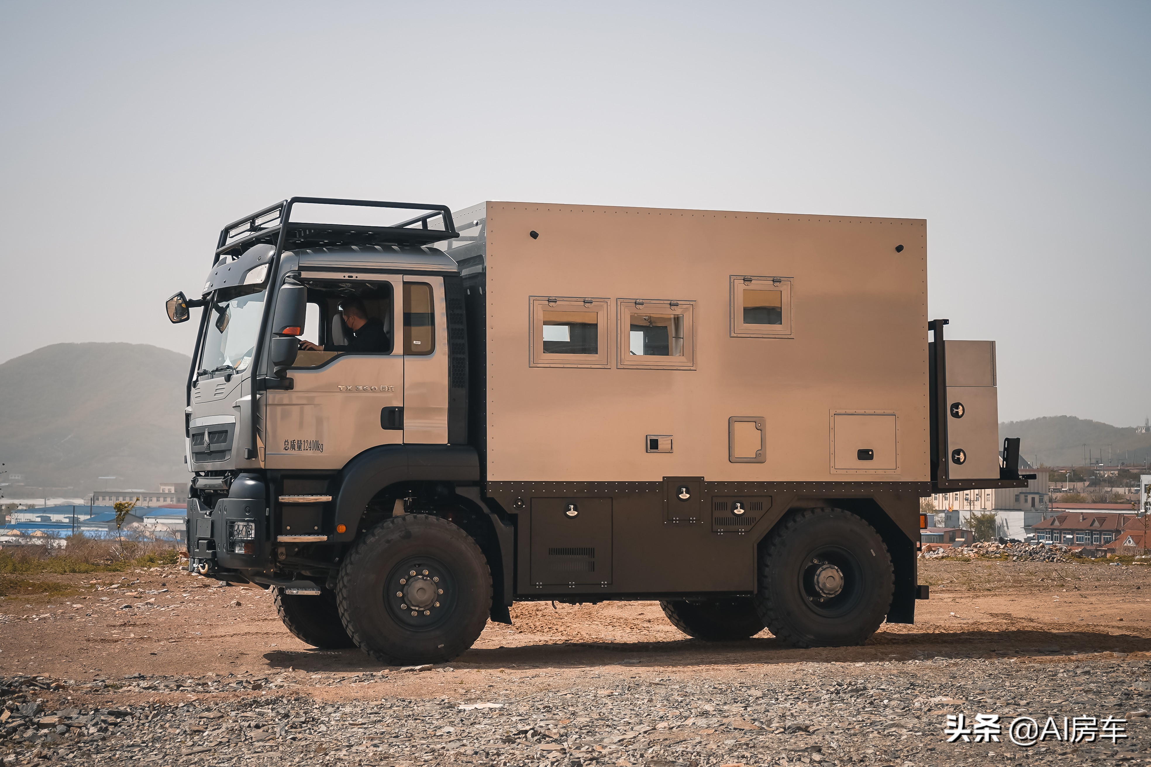 国产重汽豪沃出房车了四驱105t动力18度电带6座3床橡木家具