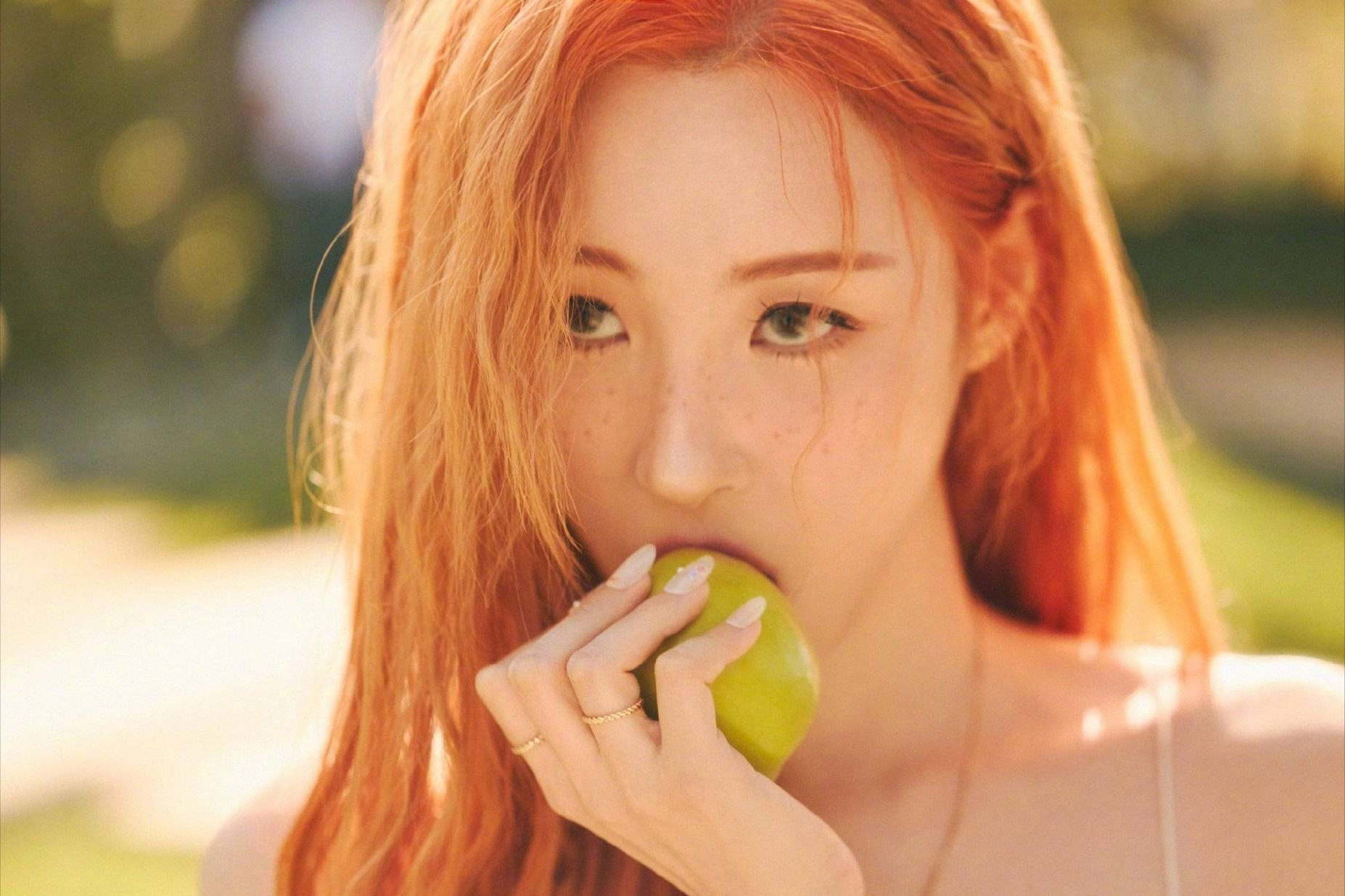 杨幂的绿发小雀斑，南韩第一腿精宣美的红发小雀斑，哪个最正宗？