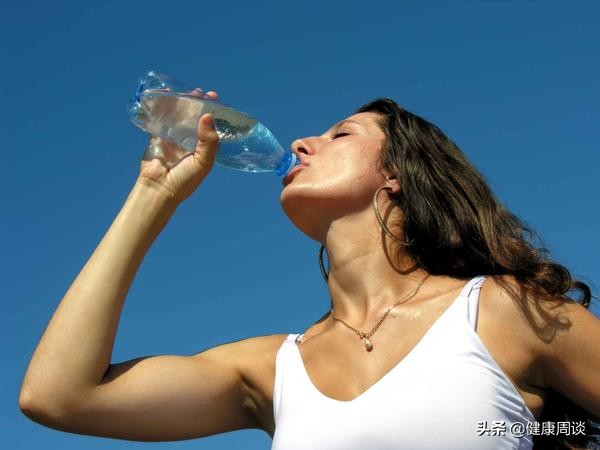 女子乳房出现肿块，医生手术取出3条活虫，都是这些坏习惯惹的