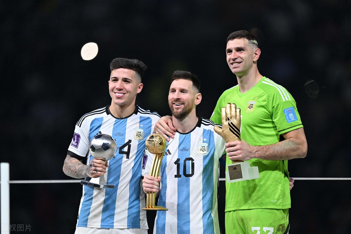 世界杯7号和十号</h2>
<p>　　2022年的卡塔尔世界杯，已经是梅西所参加的第5次世界杯之旅。对于荣耀加身，一生冠军无数的梅西来说，世界杯夺冠将是他最后的梦想。想要完成这一目标，说难不难，说易也不易。幸好的是，梅西遇到了一帮愿意为他出生入死的队友，大家一起共同为了大力神杯而努力，最终在巅峰之战7-5战胜法国，如愿捧杯。</p>
<p>　　2009年3月28日，世预赛南美区第11轮，梅西正式接过了里克尔梅的10号球衣。身穿10号球衣，也意味着自己的担子更加重了起来。2010年的南非世界杯，梅西不仅身穿10号球衣，而且首次成为了阿根廷的场上队长。2022年的卡塔尔世界杯，已经是梅西身穿10号球衣和以队长身份参加的第4次世界杯。</p>
<p>　　<img decoding=