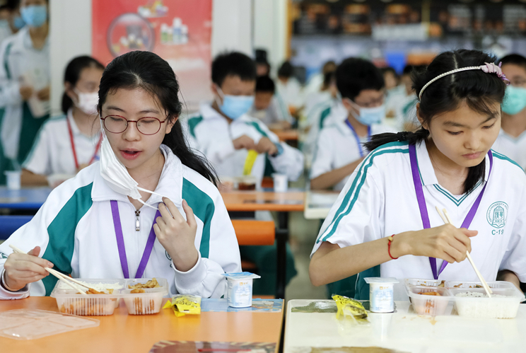清华大学上课视频引争议，教室都是中国学生，为啥还用英文授课？