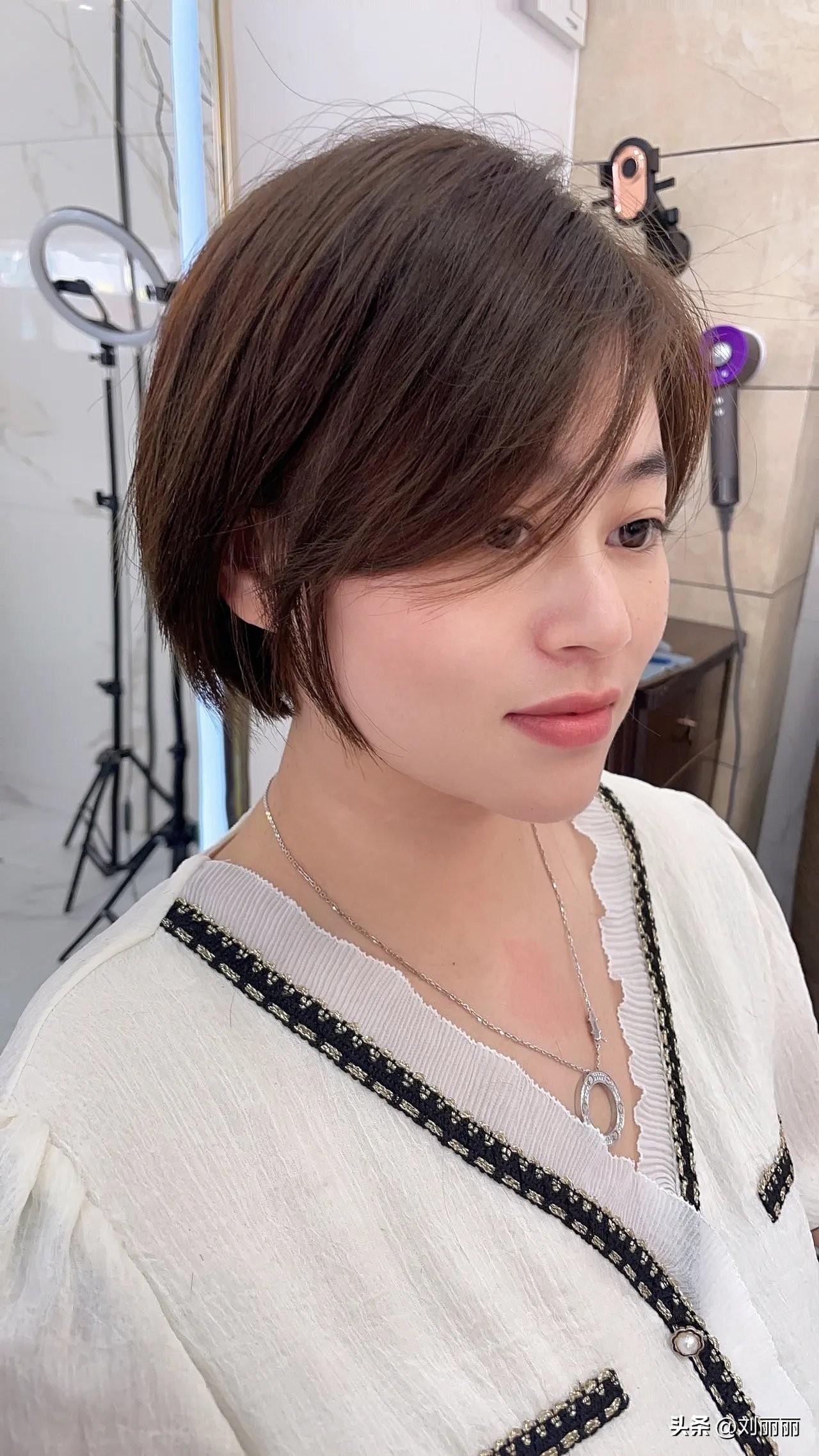 太短的头发可能很多女性朋友,一下子也很难接受,那可以试试这种波波头