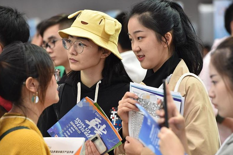 大学生普遍月薪过万？走进人才市场后，才明白理想与现实的差距