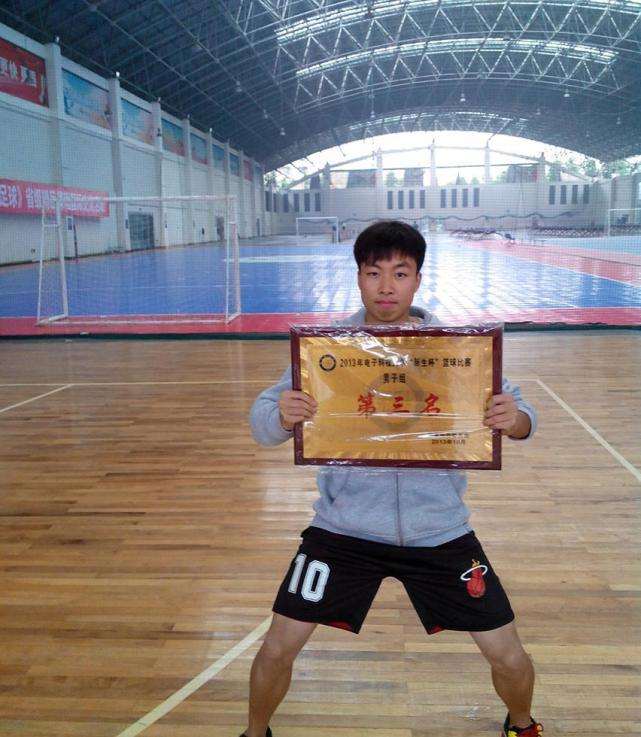 大学生喜获8k奖学金，却不舍得给女友买200元面膜，你怎么看