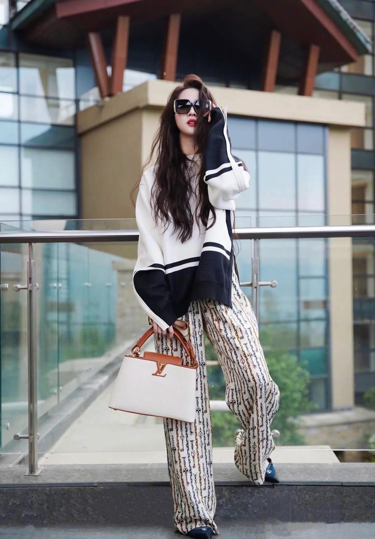 刘亦菲俏皮穿搭—别具一格，清雅脱俗，美到发光