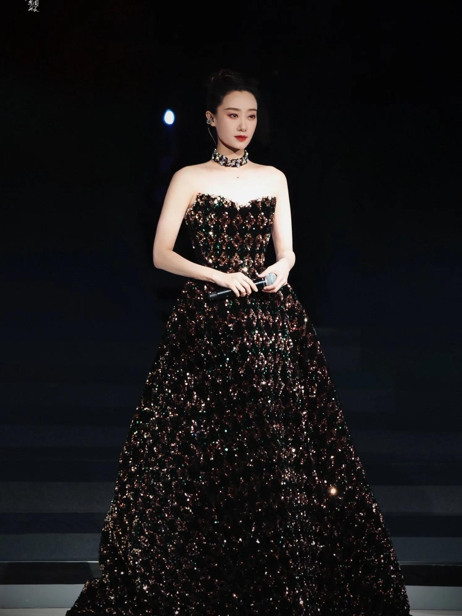 网络视听盛典最惊艳女星：张小斐颈，金晨飒爽，热巴雍容华美