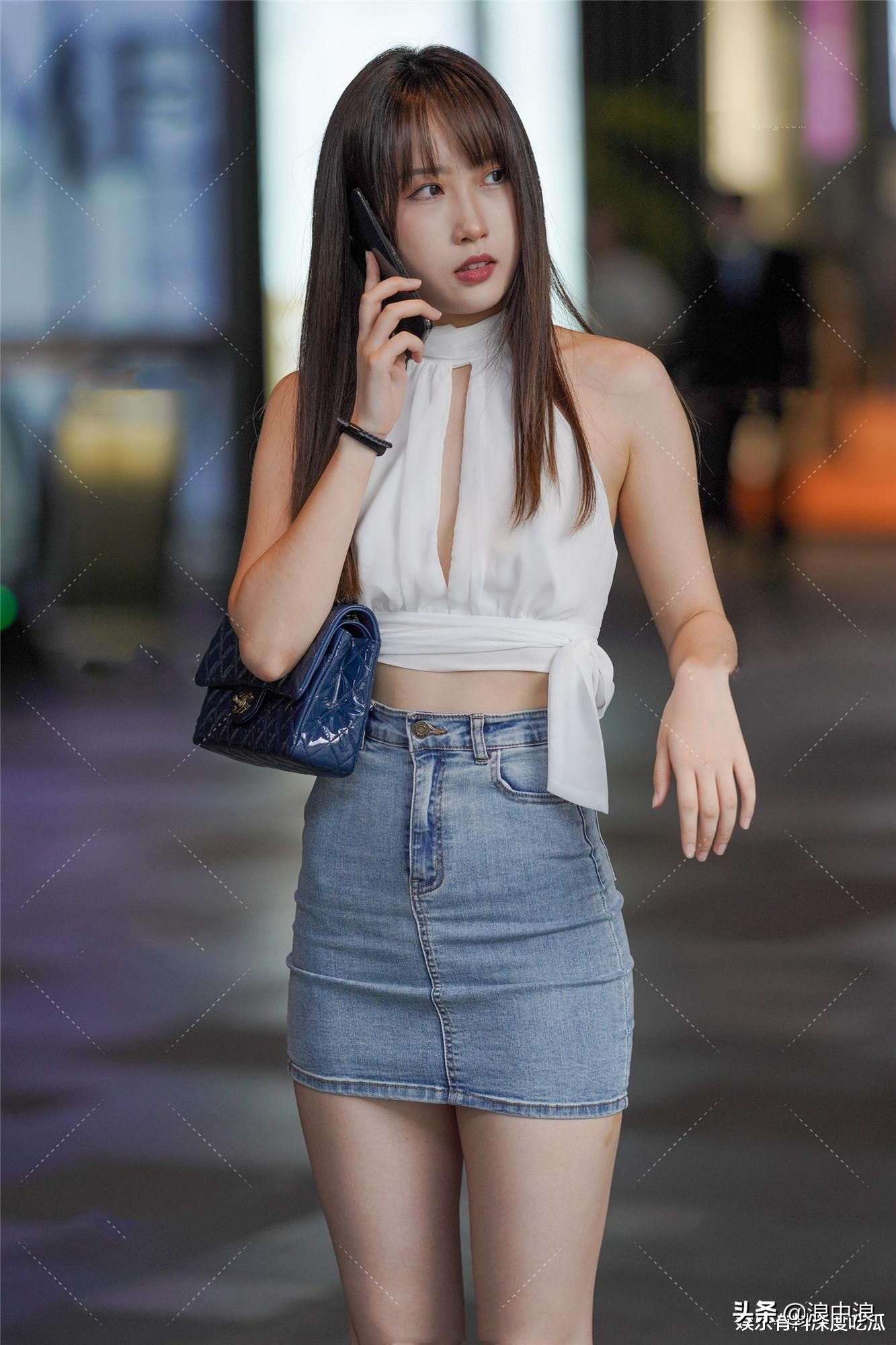 街拍美女：牛仔短裙姐姐穿着好吸睛！白色肚兜太时尚