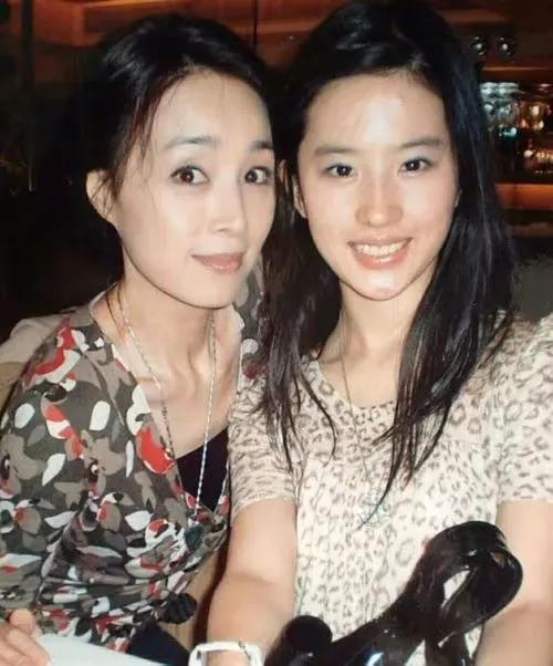 刘亦菲:姥姥风华绝代,妈妈和小姨颜值爆表,我是全家最丑的