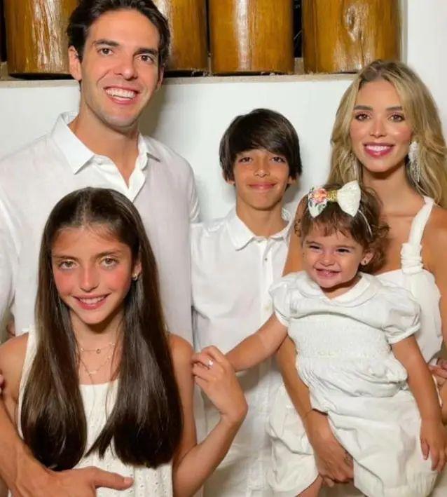 无双卡卡(40岁卡卡近况,每月补偿前妻15万,小13岁二婚妻子身材傲人)