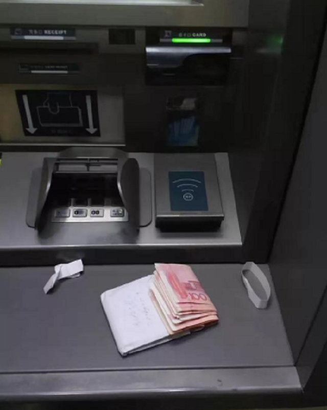ATM取一万吐出两万，取款人只拿一万，银行：你为什么不多拿1万