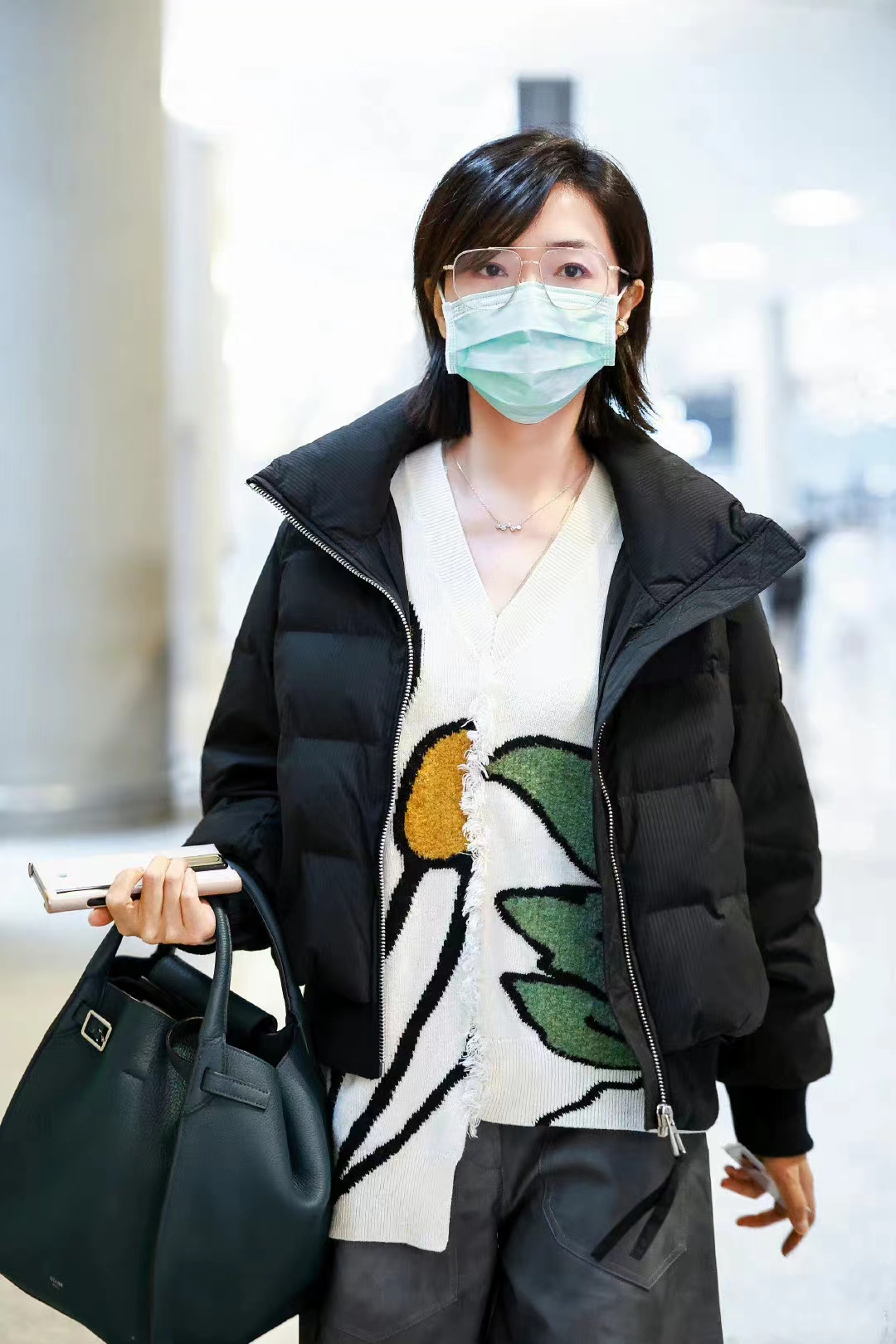 万茜现身机场,穿一件不规则毛衣,衣角一长一短真有个性!