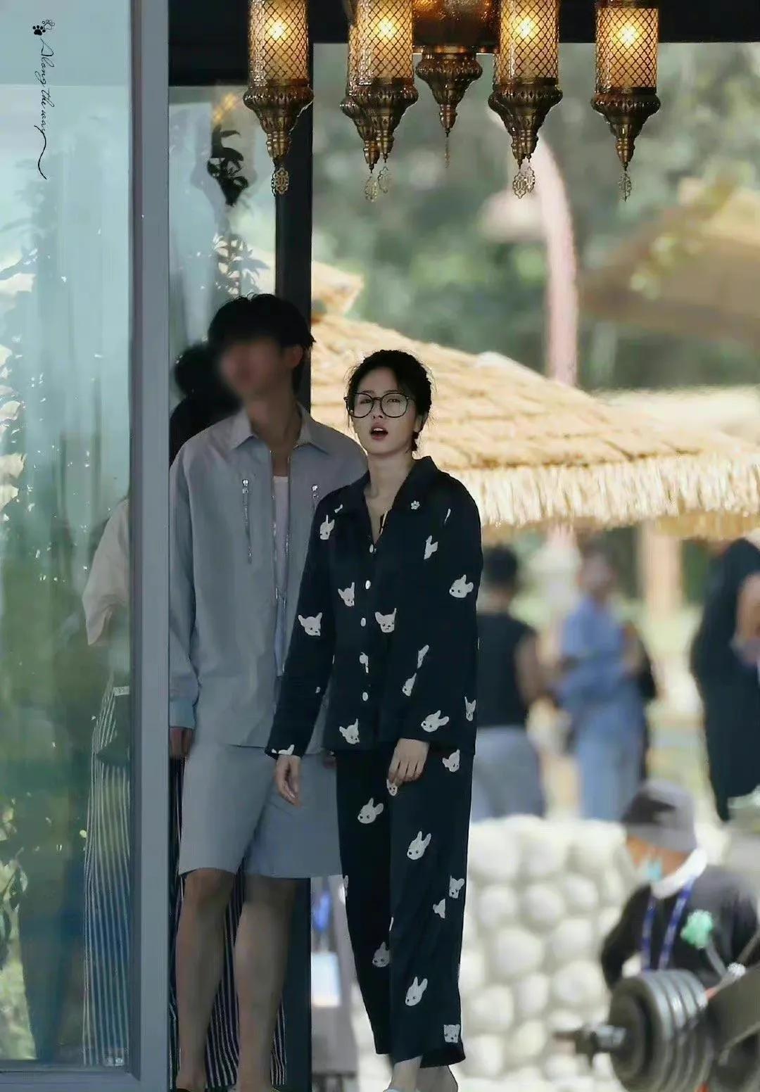 《奔跑吧》直播截图中的白鹿以及跑男新疆收官路透哦