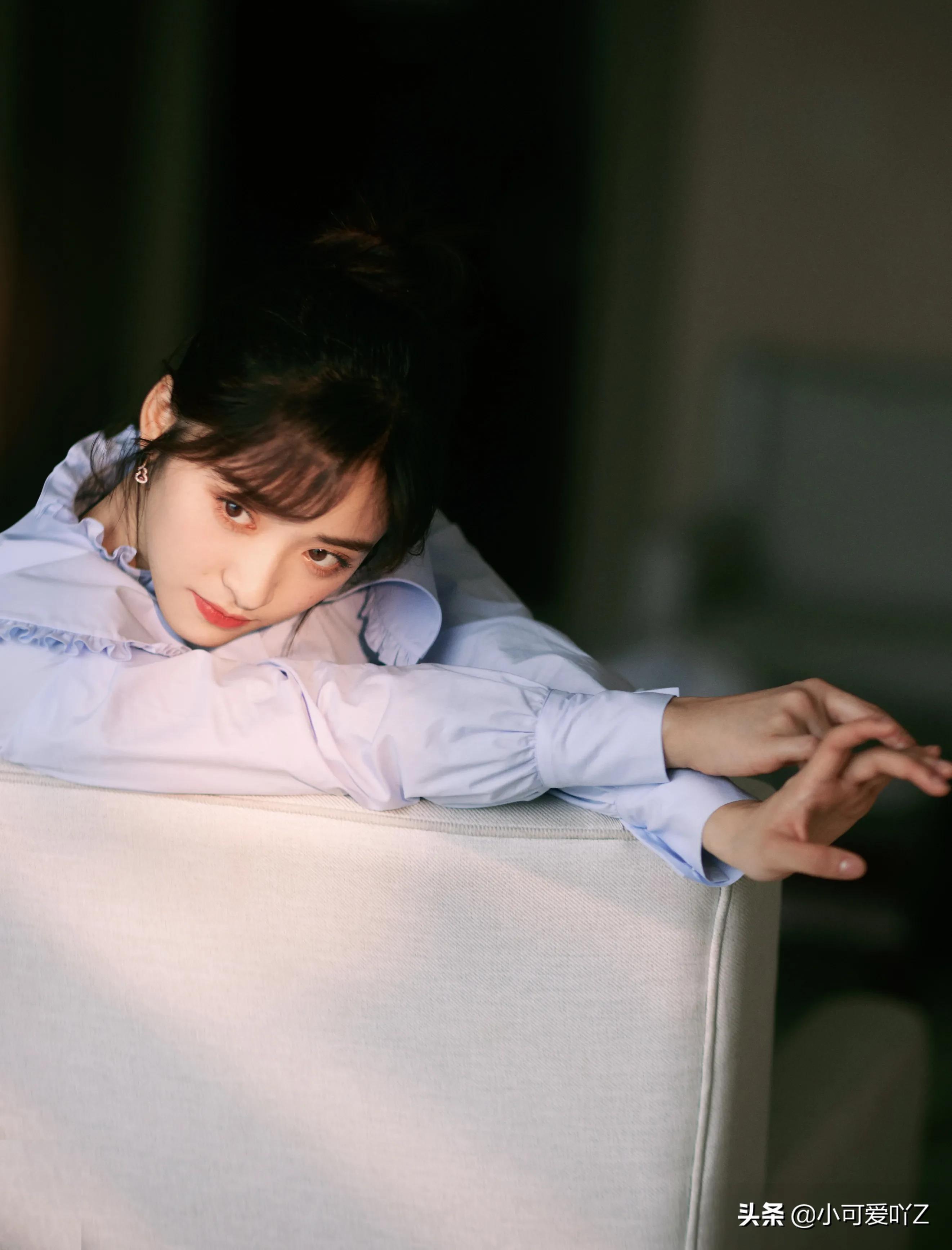 沈月，淡雅裙装，清纯甜美