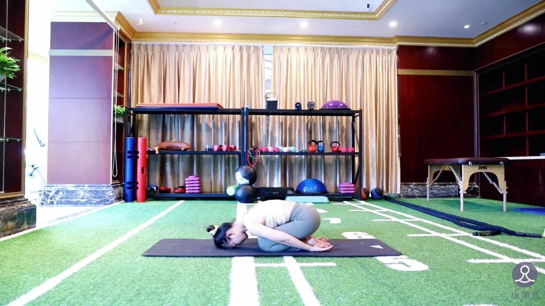 金晨暴瘦30斤吓坏网友； 身体撑不起西服； 网友惊呼：这是山寨的？