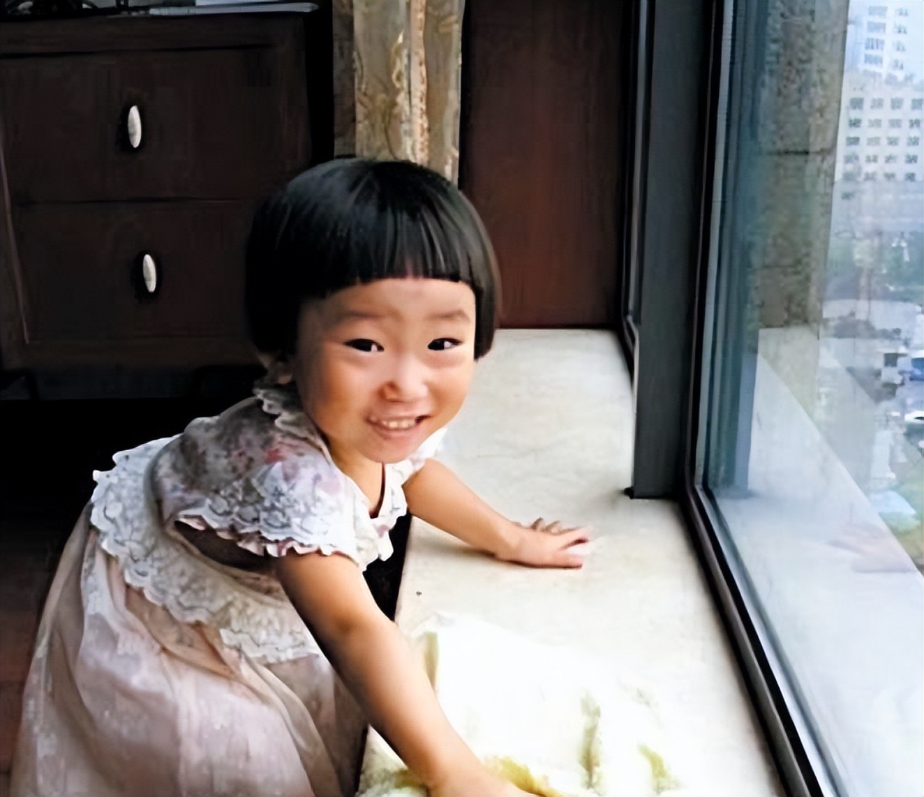 回看10年前温州动车事故，失去父母的小女孩幸存，叔叔当亲女儿养