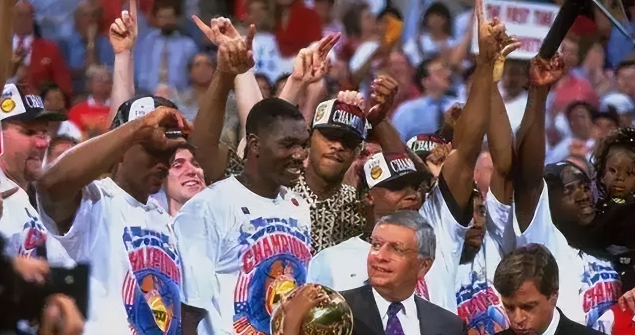 NBA含金量最高的单核夺冠：大梦诠释第一中锋，邓肯32帽打爆篮网